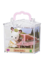 Sylvanian Families Sylvanian Families 5202 Baby Draagdoosje (Konijn met Piano)