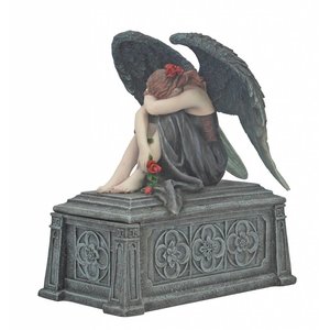 Studio Collection Dark Angel zittend op kist (Box)