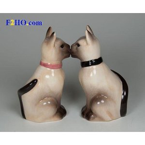 https://cdn.webshopapp.com/shops/25199/files/218426225/300x300x2/studio-collection-siamese-salt-and-pepper-shakers.jpg