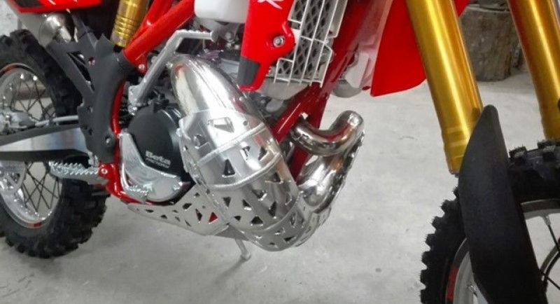 Skid plate with exhaust pipe guard