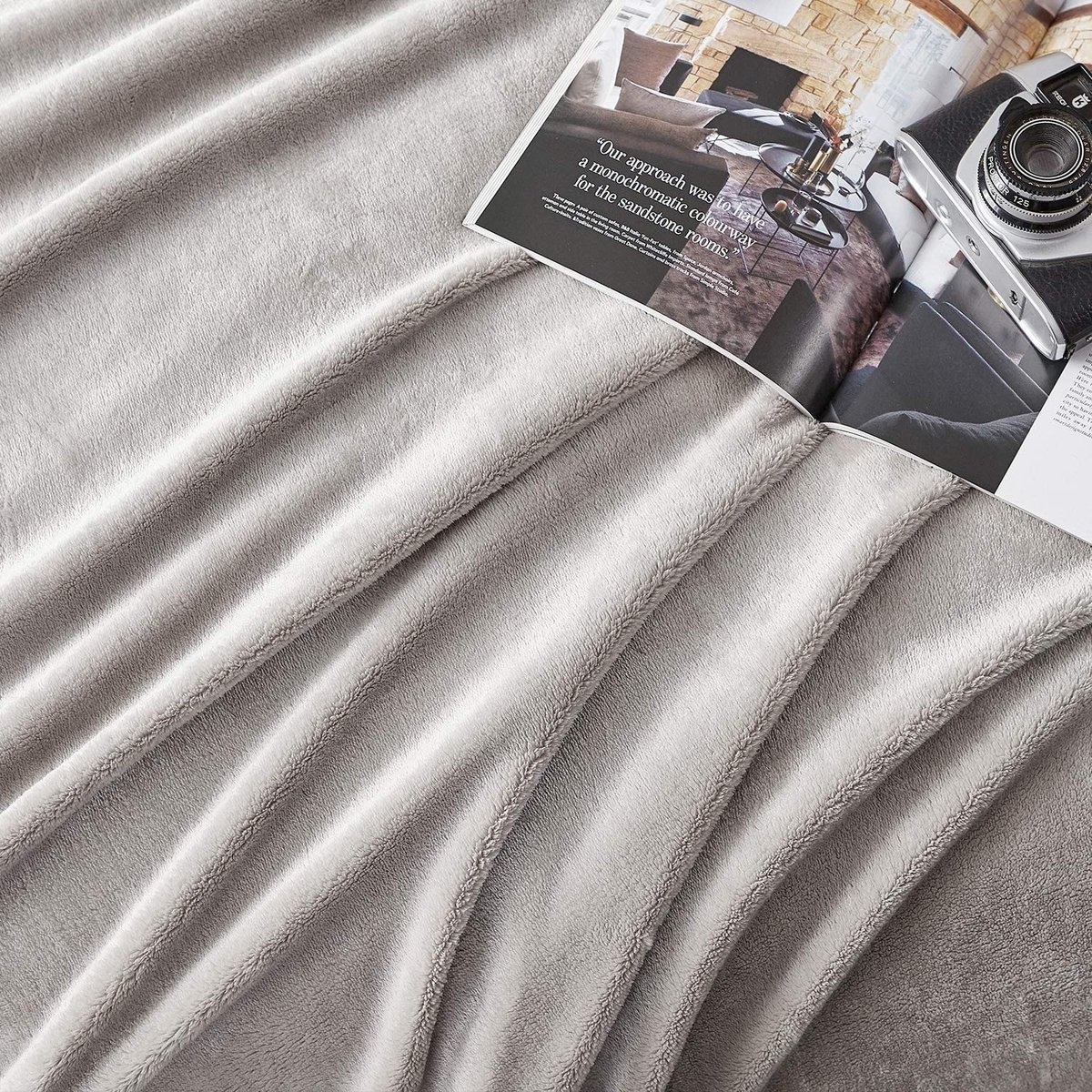 Fleece Plaid - Fleece - Fleecedeken - Fluffy Deken - Knuffeldeken - Bankdeken - Pluizig en warm - Sinterklaas & Kerst - 150 x 200 cm - Taupe