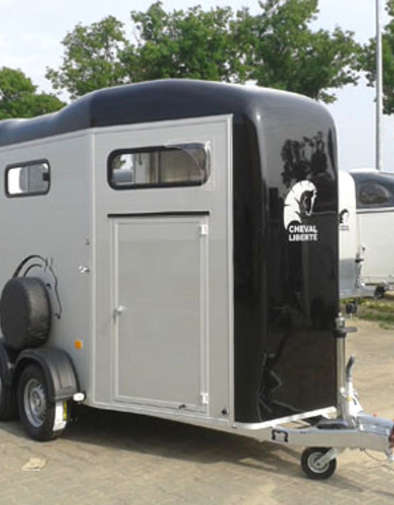 Cheval Liberte Cheval Touring Country Horse Trailer in Black