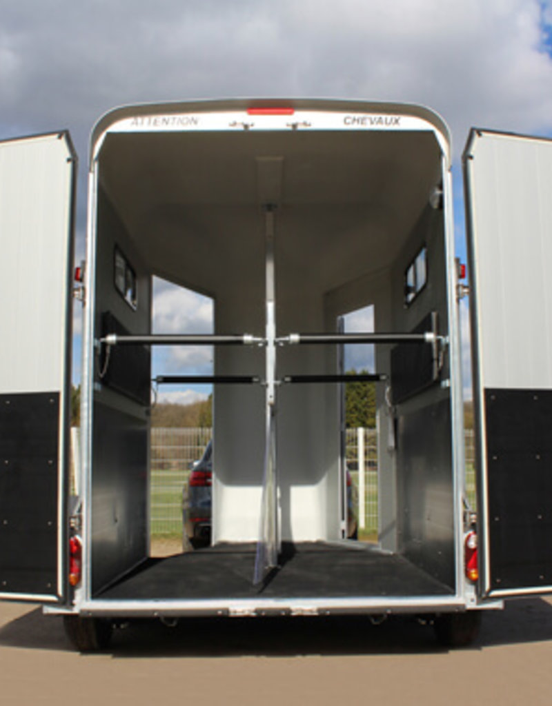 Cheval Liberte Cheval Touring Country Horse Trailer in Black