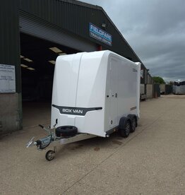 Box Van 600, 3.00 m x 1.60 m bed, 2,700 Kg, Twin Axle, White
