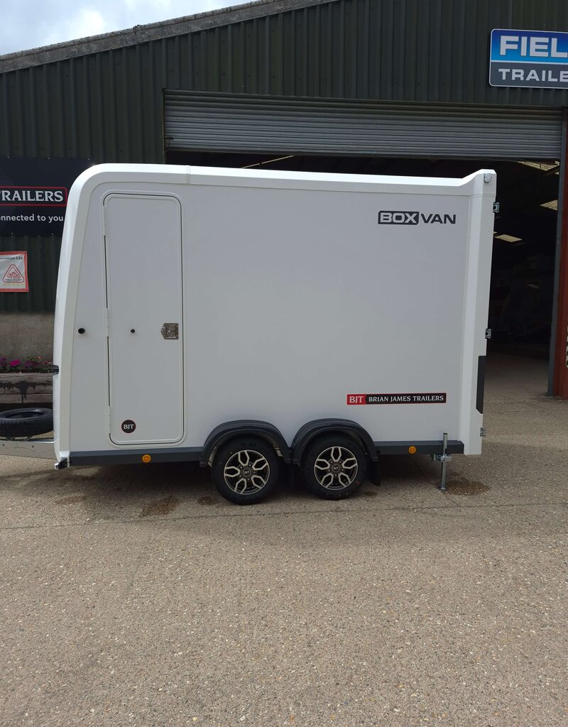 Box Van 600, 3.00 m x 1.60 m bed, 2,700 Kg, Twin Axle, White