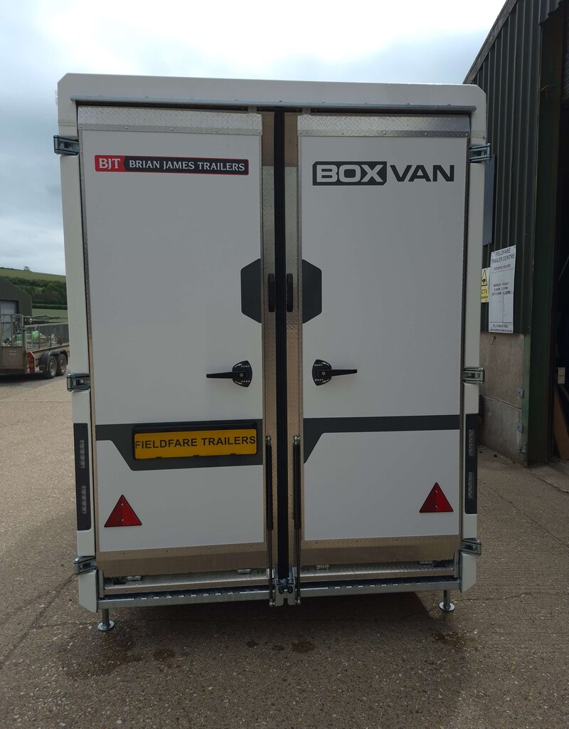 Box Van 600, 3.00 m x 1.60 m bed, 2,700 Kg, Twin Axle, White