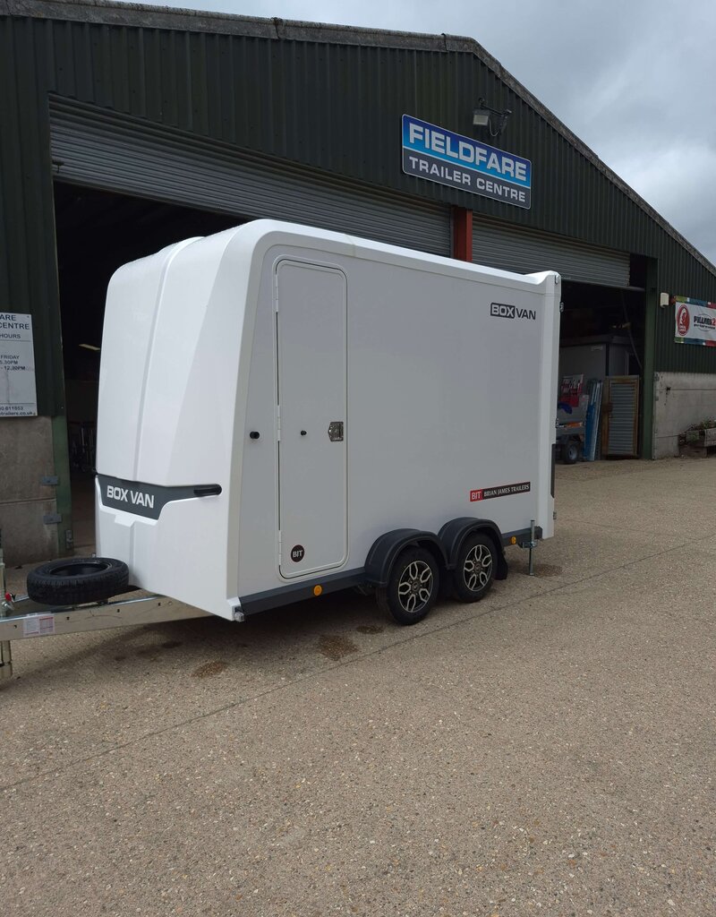 Box Van 600, 3.00 m x 1.60 m bed, 2,700 Kg, Twin Axle, White