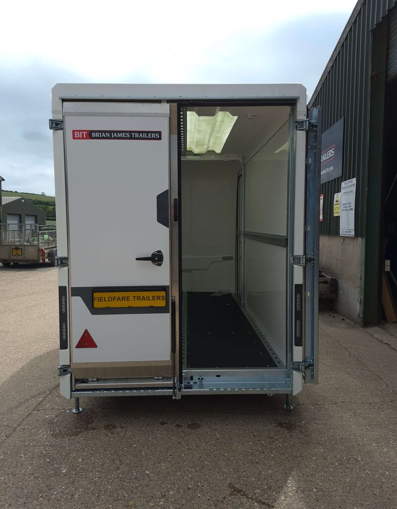Box Van 600, 3.00 m x 1.60 m bed, 2,700 Kg, Twin Axle, White