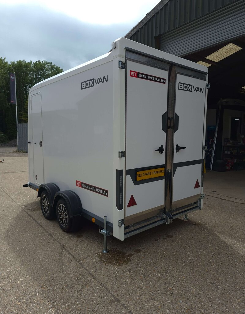Box Van 600, 3.00 m x 1.60 m bed, 2,700 Kg, Twin Axle, White
