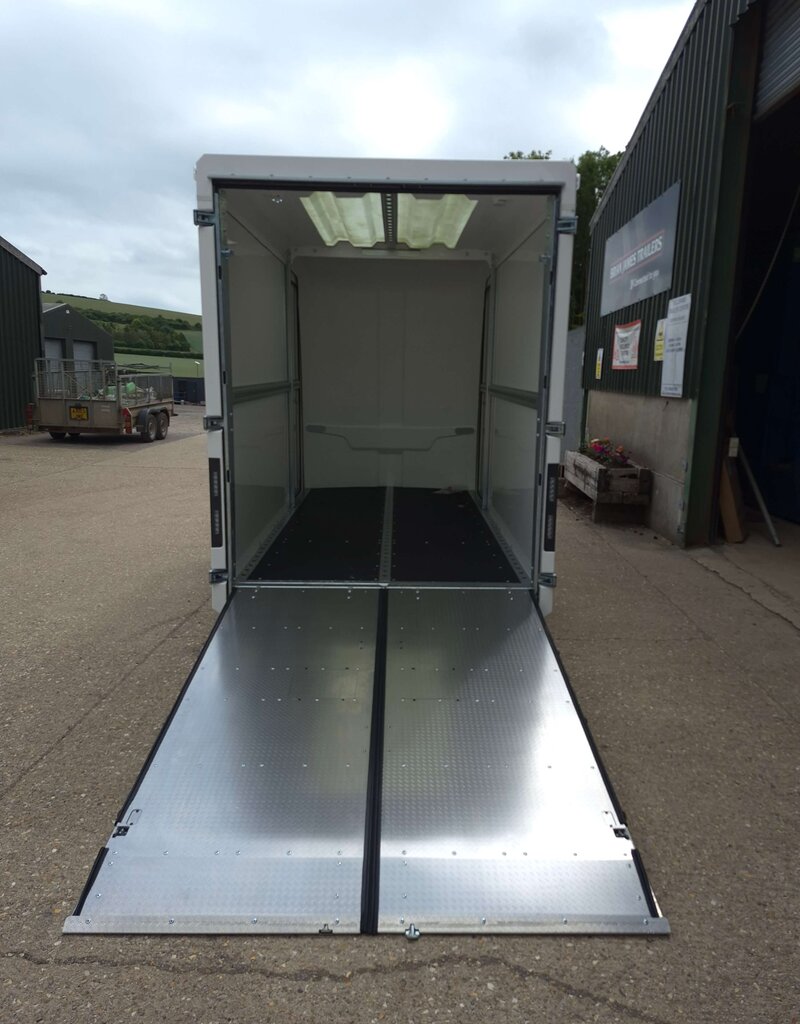 Box Van 600, 3.00 m x 1.60 m bed, 2,700 Kg, Twin Axle, White