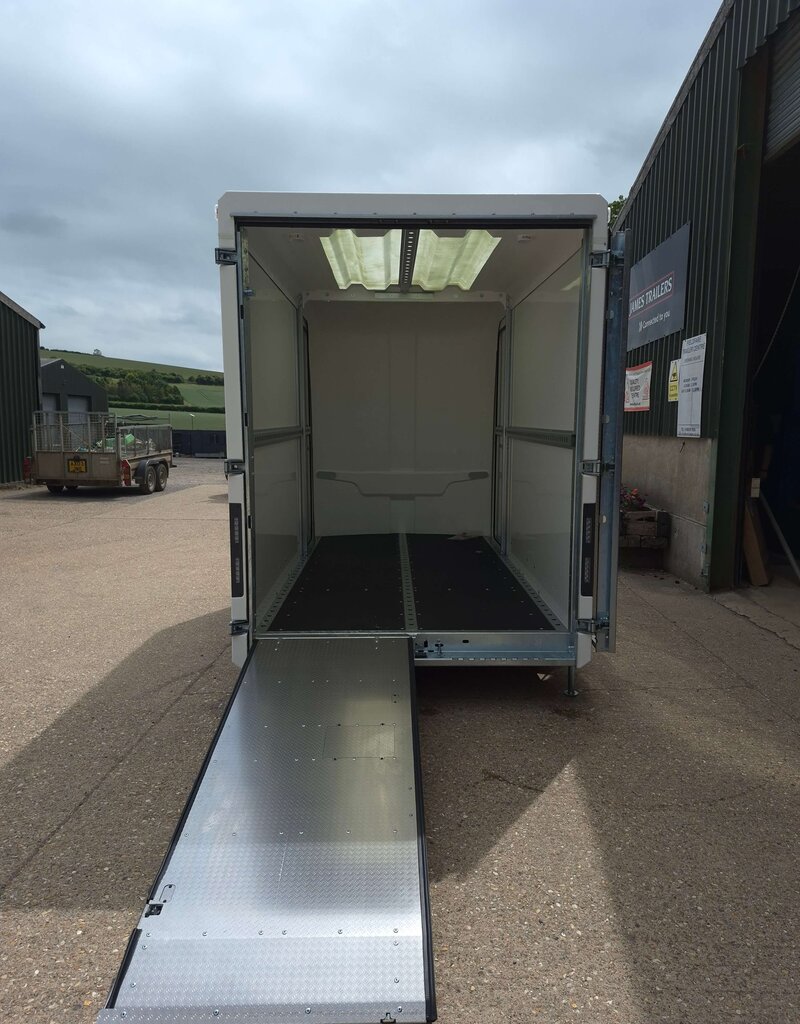 Box Van 600, 3.00 m x 1.60 m bed, 2,700 Kg, Twin Axle, White