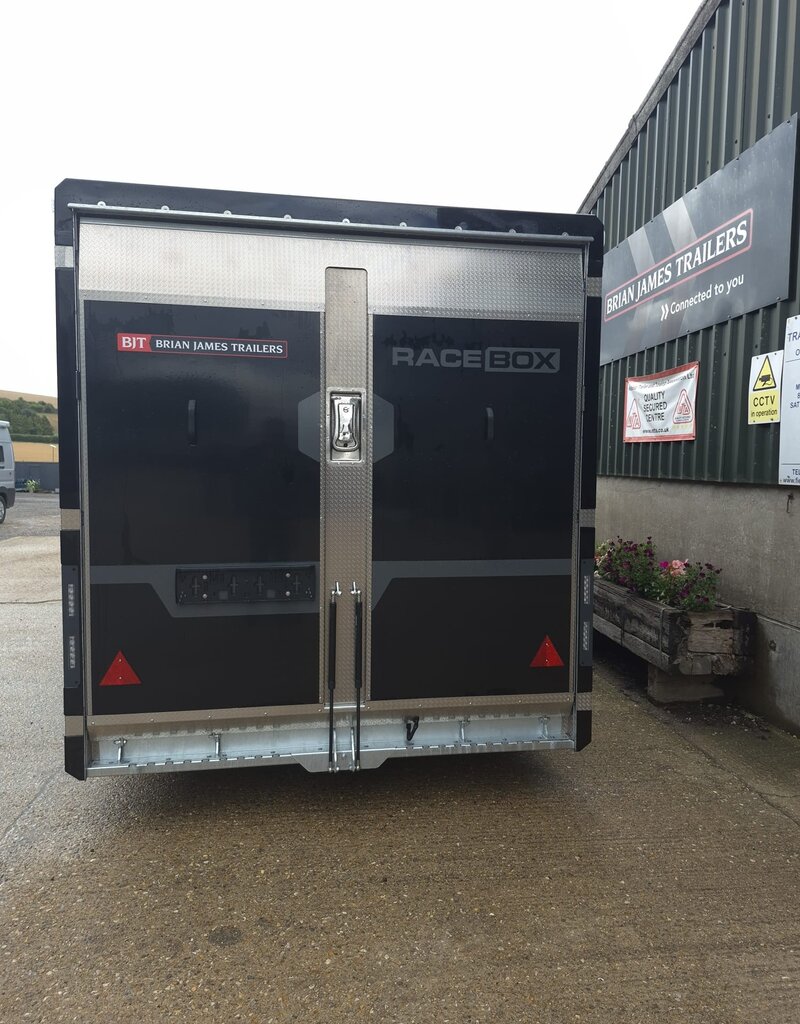 Race Box 610, 4.50 m x 1.95 m bed, 3,000 Kg, Twin Axle, Black