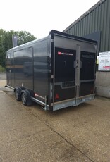 Race Box 610, 4.50 m x 1.95 m bed, 3,000 Kg, Twin Axle, Black
