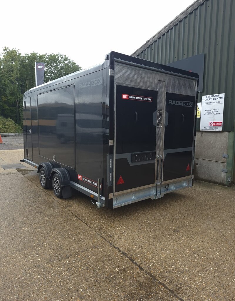 Race Box 610, 4.50 m x 1.95 m bed, 3,000 Kg, Twin Axle, Black
