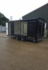 Race Box 610, 4.50 m x 1.95 m bed, 3,000 Kg, Twin Axle, Black