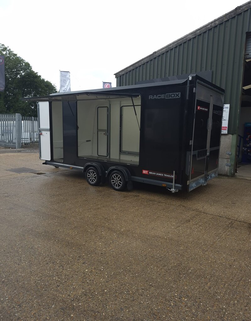 Race Box 610, 4.50 m x 1.95 m bed, 3,000 Kg, Twin Axle, Black