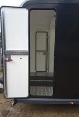 Race Box 610, 4.50 m x 1.95 m bed, 3,000 Kg, Twin Axle, Black