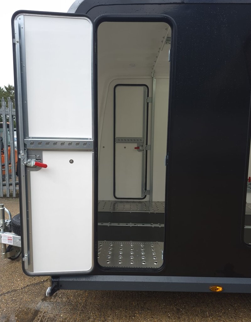Race Box 610, 4.50 m x 1.95 m bed, 3,000 Kg, Twin Axle, Black