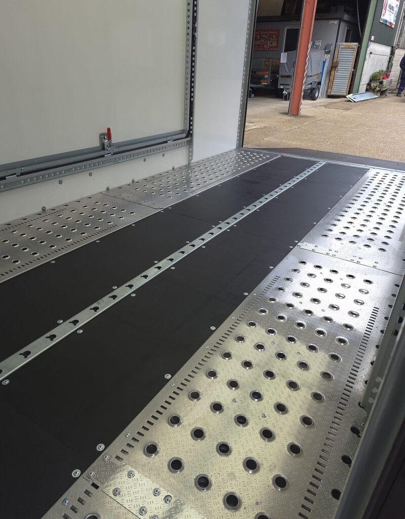 Race Box 610, 4.50 m x 1.95 m bed, 3,000 Kg, Twin Axle, Black