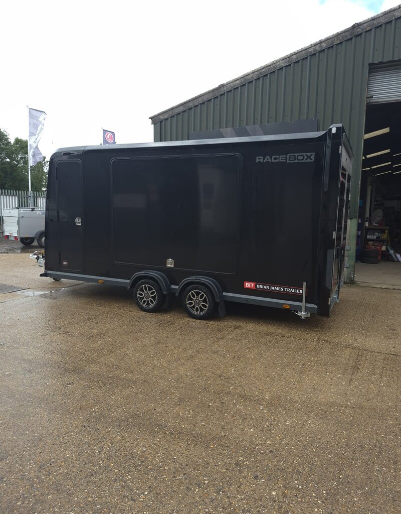 Race Box 610, 4.50 m x 1.95 m bed, 3,000 Kg, Twin Axle, Black