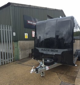 Race Box 610, 4.50 m x 1.95 m bed, 3,000 Kg, Twin Axle, Black