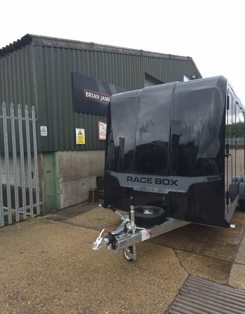 Race Box 610, 4.50 m x 1.95 m bed, 3,000 Kg, Twin Axle, Black