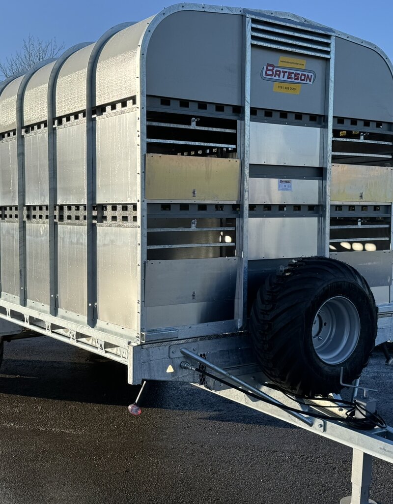 Bateson Trailers Bateson 100LT 20' x 7'6" Tractor Drawn Livestock Trailer with demountable container