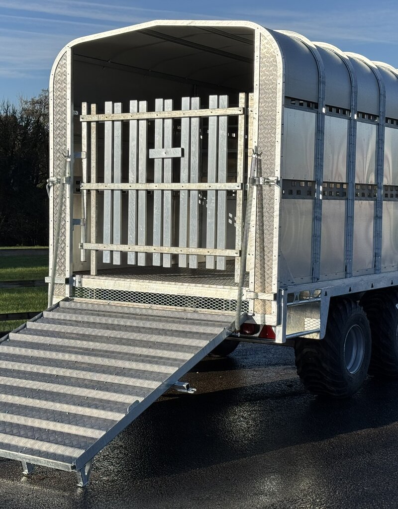 Bateson Trailers Bateson 100LT 20' x 7'6" Tractor Drawn Livestock Trailer with demountable container