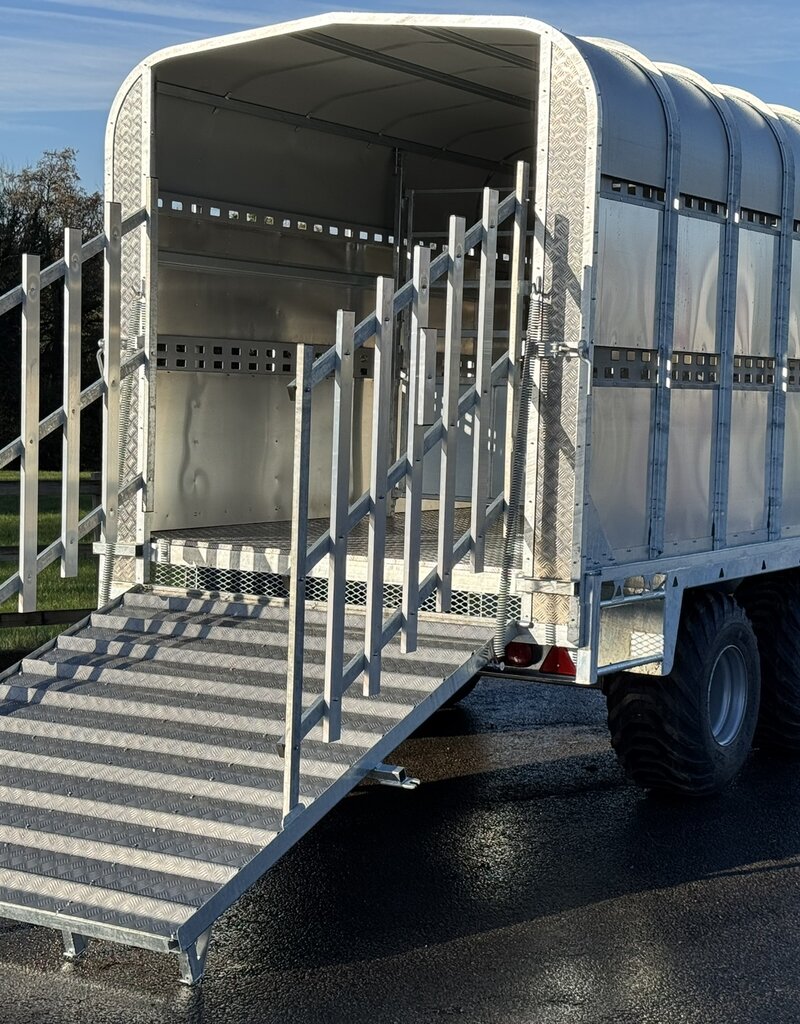 Bateson Trailers Bateson 100LT 20' x 7'6" Tractor Drawn Livestock Trailer with demountable container