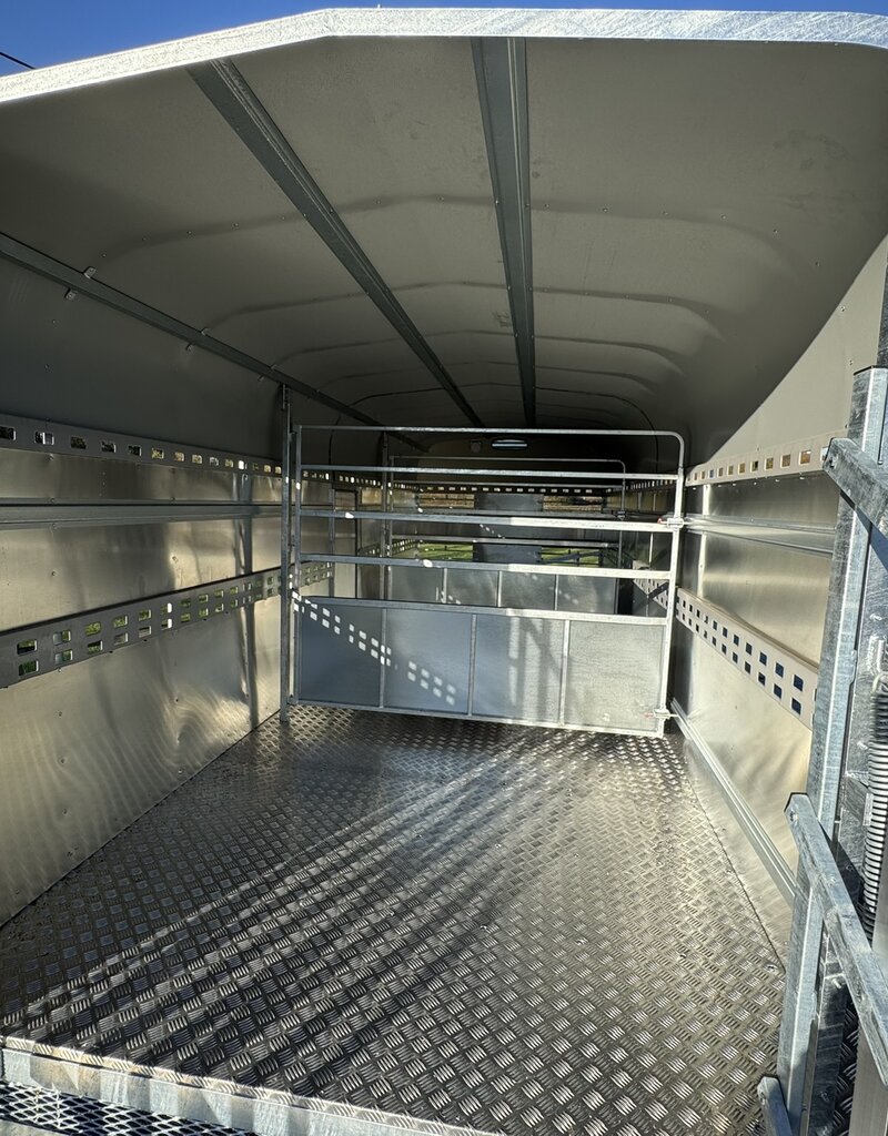 Bateson Trailers Bateson 100LT 20' x 7'6" Tractor Drawn Livestock Trailer with demountable container