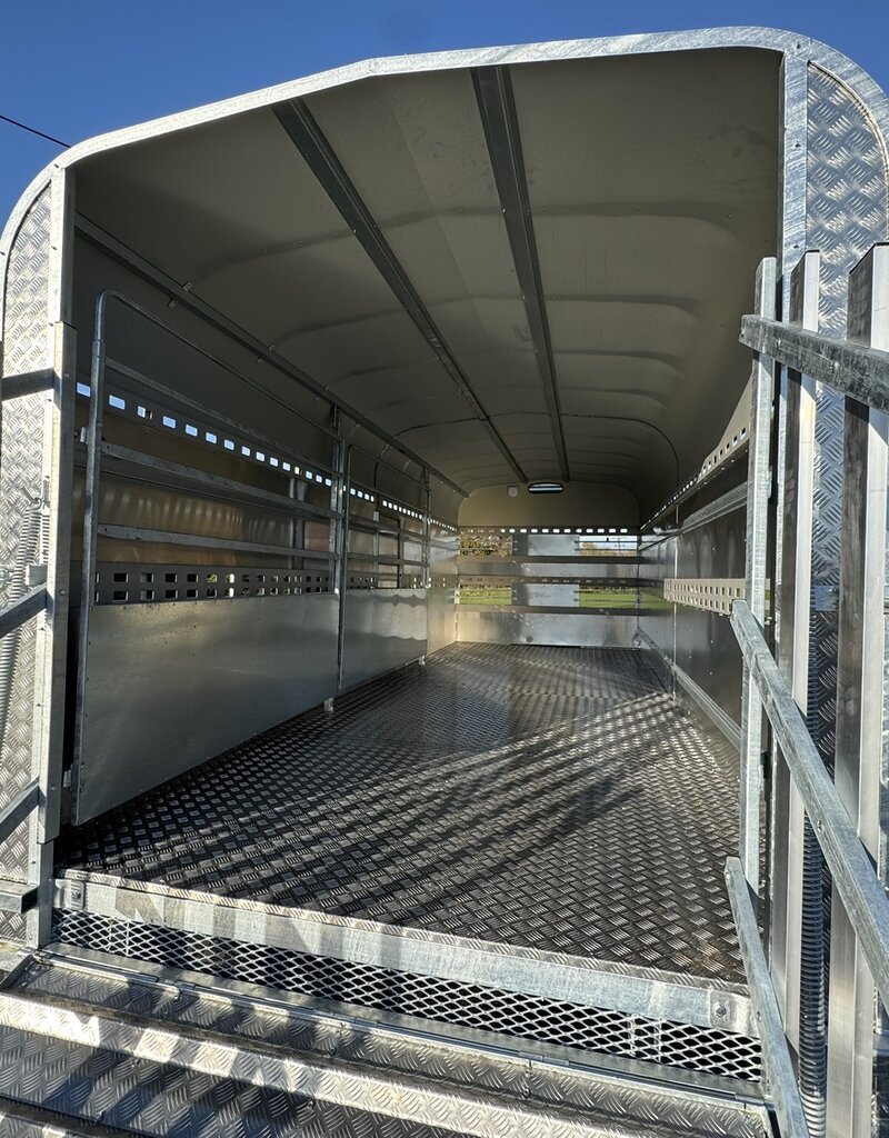 Bateson Trailers Bateson 100LT 20' x 7'6" Tractor Drawn Livestock Trailer with demountable container