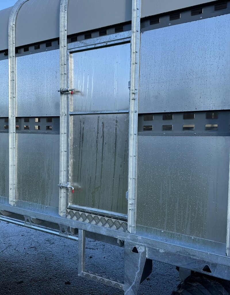 Bateson Trailers Bateson 100LT 20' x 7'6" Tractor Drawn Livestock Trailer with demountable container