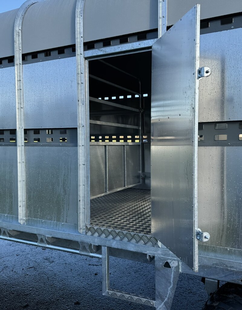 Bateson Trailers Bateson 100LT 20' x 7'6" Tractor Drawn Livestock Trailer with demountable container