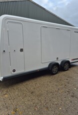 Race Box 610, 5.00 m x 1.95 m bed, 3,000 Kg, Twin Axle, White