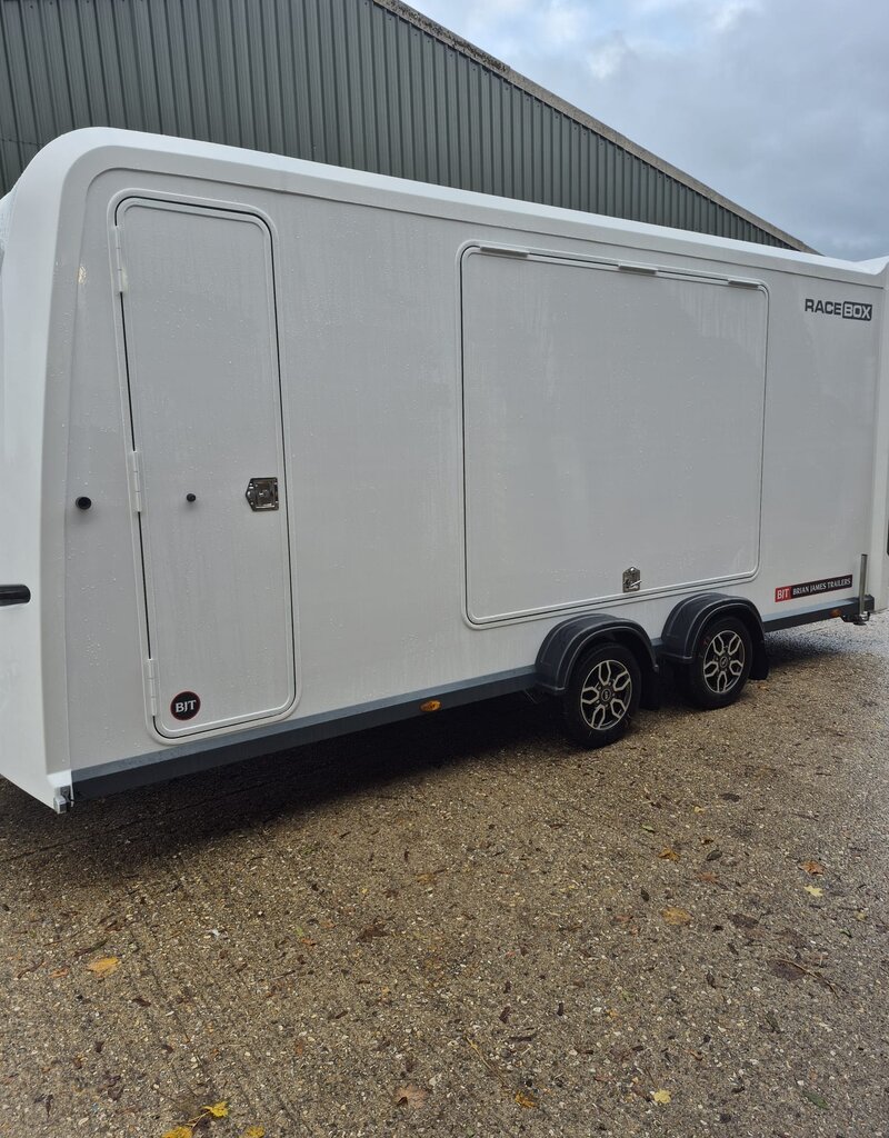 Race Box 610, 5.00 m x 1.95 m bed, 3,000 Kg, Twin Axle, White