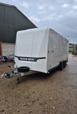 Race Box 610, 5.00 m x 1.95 m bed, 3,000 Kg, Twin Axle, White