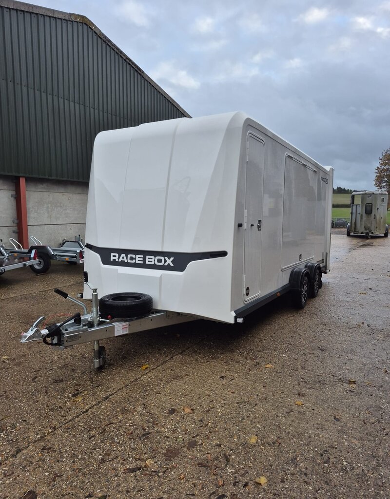 Race Box 610, 5.00 m x 1.95 m bed, 3,000 Kg, Twin Axle, White