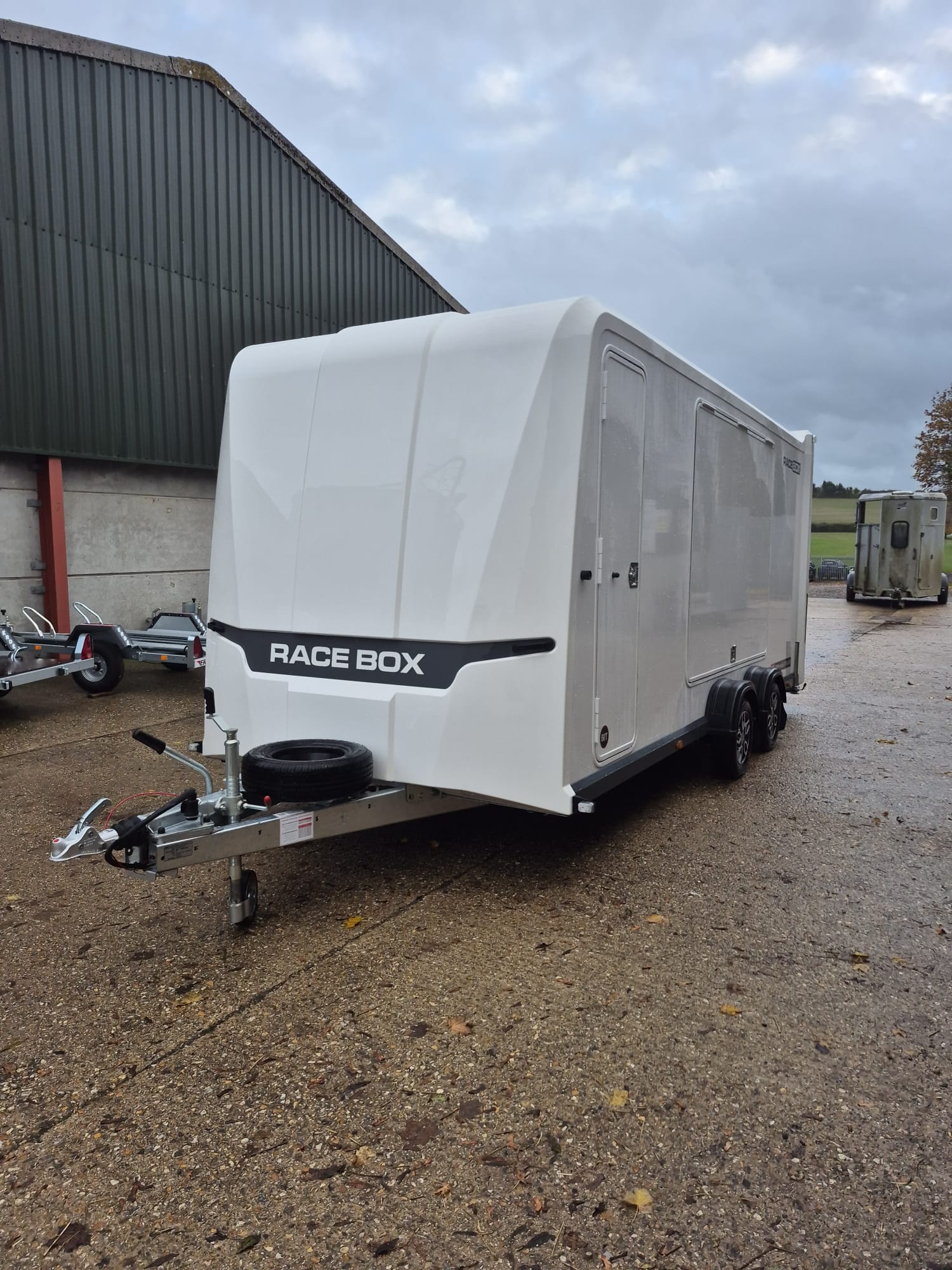 Race Box 610, 5.00 m x 1.95 m bed, 3,000 Kg, Twin Axle, White ...