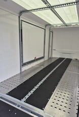 Race Box 610, 5.00 m x 1.95 m bed, 3,000 Kg, Twin Axle, White