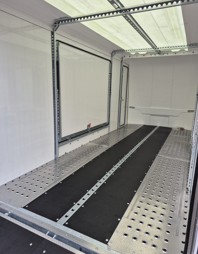 Race Box 610, 5.00 m x 1.95 m bed, 3,000 Kg, Twin Axle, White