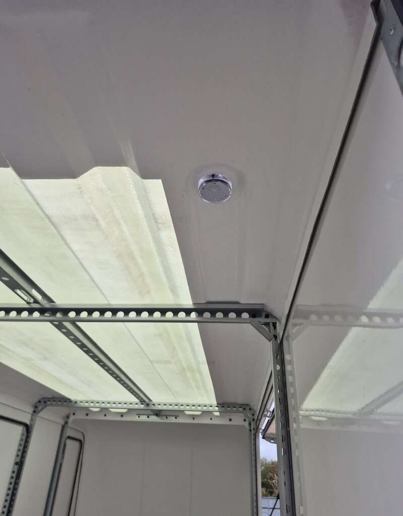 Race Box 610, 5.00 m x 1.95 m bed, 3,000 Kg, Twin Axle, White