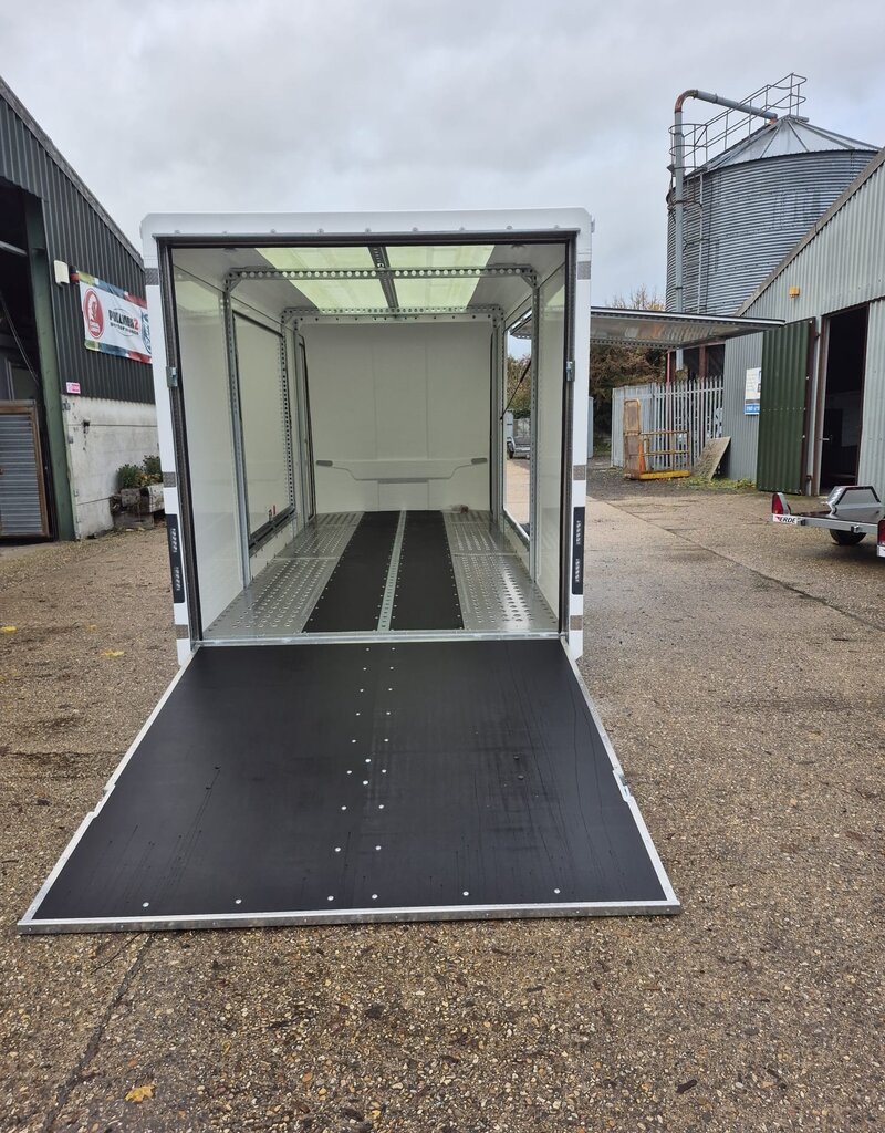 Race Box 610, 5.00 m x 1.95 m bed, 3,000 Kg, Twin Axle, White