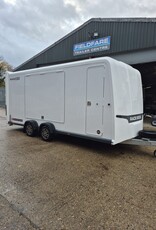 Race Box 610, 5.00 m x 1.95 m bed, 3,000 Kg, Twin Axle, White