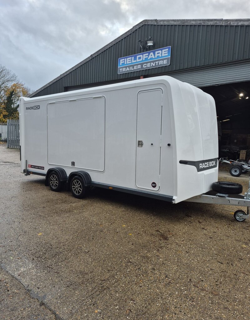 Race Box 610, 5.00 m x 1.95 m bed, 3,000 Kg, Twin Axle, White