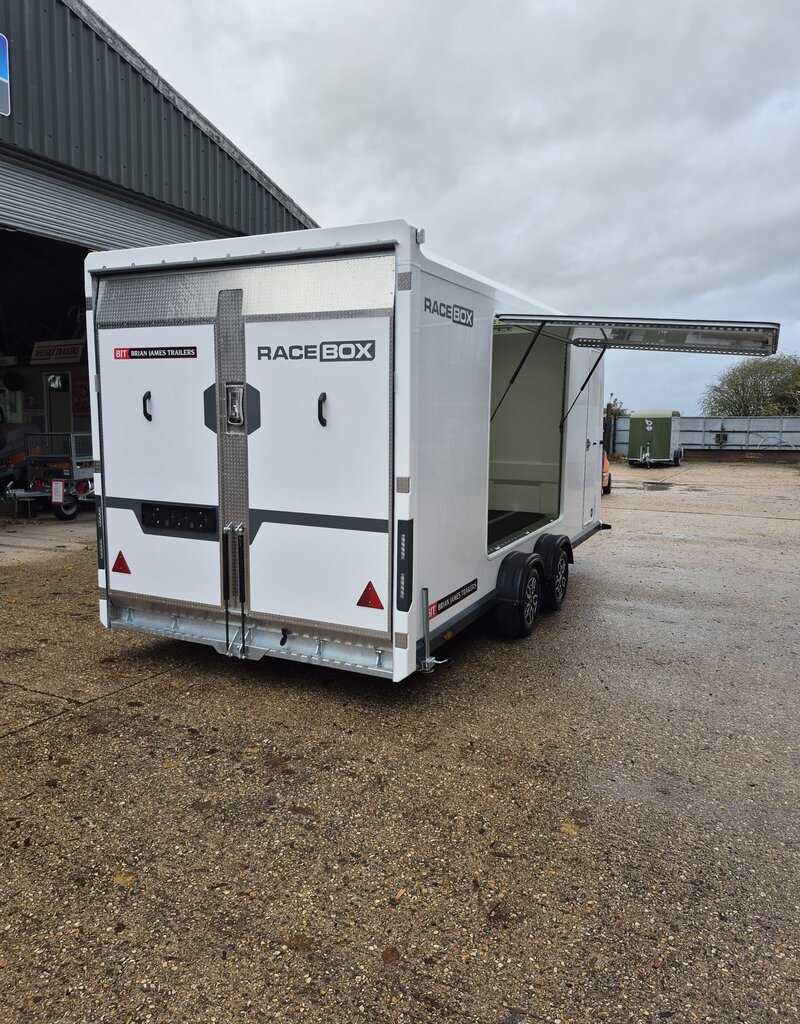 Race Box 610, 5.00 m x 1.95 m bed, 3,000 Kg, Twin Axle, White