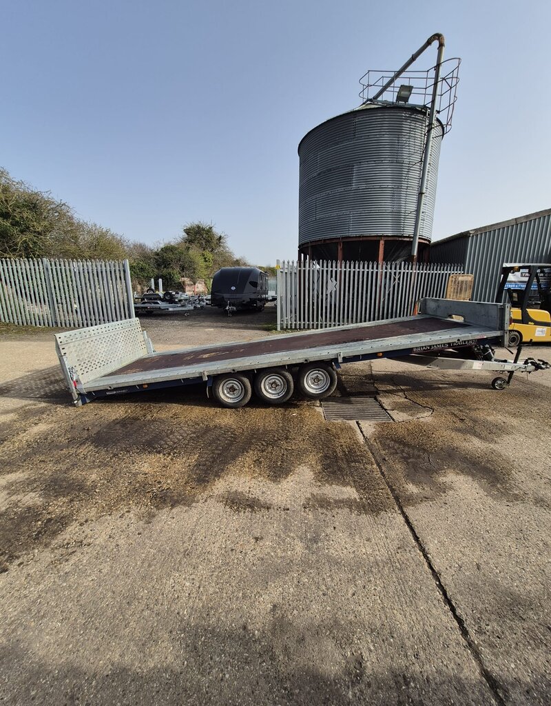 475-6462 Cargo Connect 5.5m x 2.1 Tri-Axle 12" Wheels Manual Tilt, Full Width Tail Panel