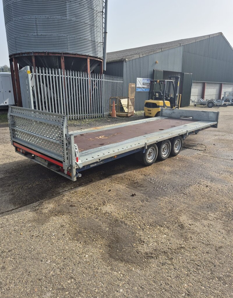 475-6462 Cargo Connect 5.5m x 2.1 Tri-Axle 12" Wheels Manual Tilt, Full Width Tail Panel