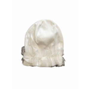 Sofija Babymutsje met kanten strik