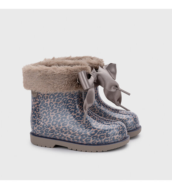 Igor Regenlaarsjes met strik