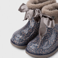 Igor Regenlaarsjes met strik